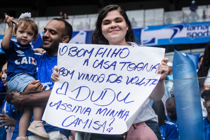 Torcedores do Cruzeiro na arquibancada da apresentação de Gabigol, Dudu e os reforços da temporada de 2025