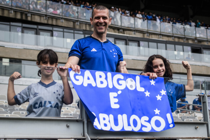 Torcedores do Cruzeiro na arquibancada da apresentação de Gabigol, Dudu e os reforços da temporada de 2025