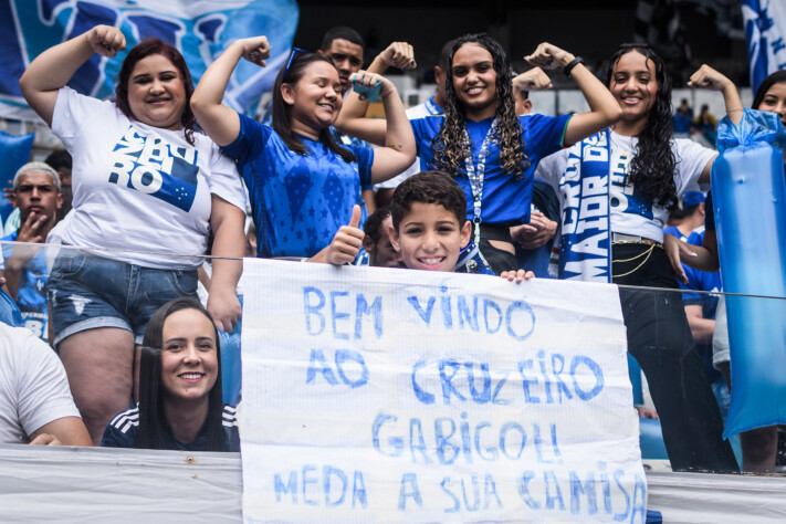 Torcedores do Cruzeiro na arquibancada da apresentação de Gabigol, Dudu e os reforços da temporada de 2025