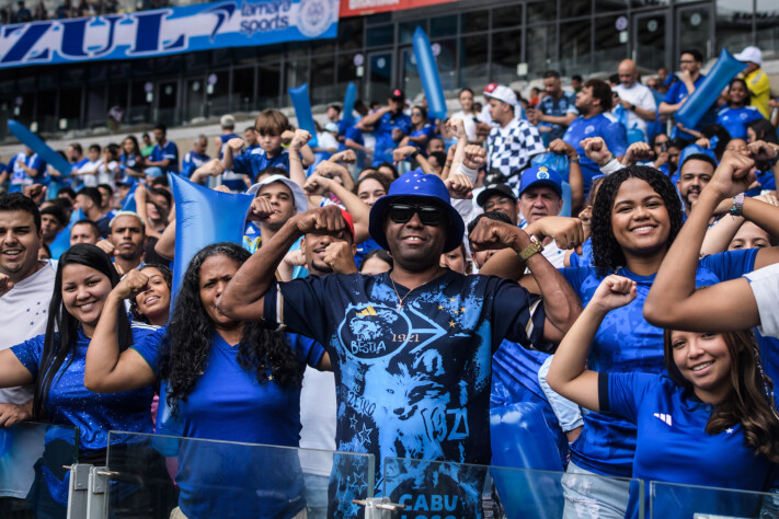 Torcedores do Cruzeiro na arquibancada da apresentação de Gabigol, Dudu e os reforços da temporada de 2025