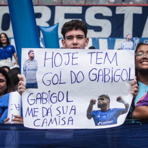 Torcedores do Cruzeiro na arquibancada da apresentação de Gabigol, Dudu e os reforços da temporada de 2025