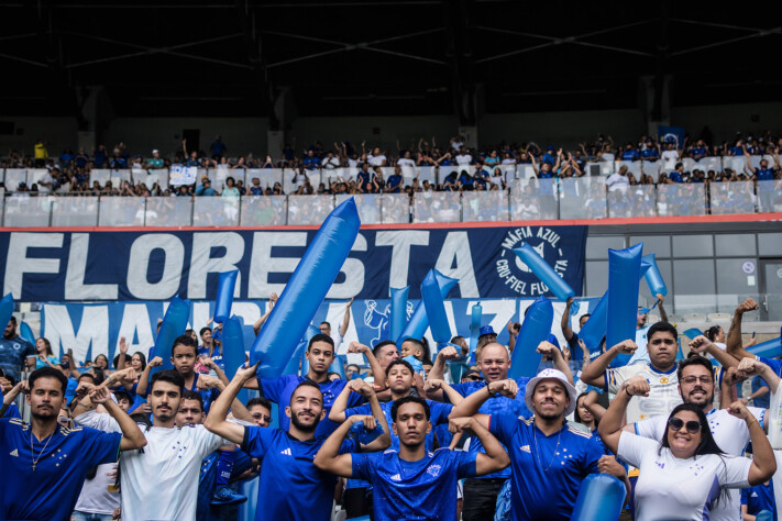 Torcedores do Cruzeiro na arquibancada da apresentação de Gabigol, Dudu e os reforços da temporada de 2025