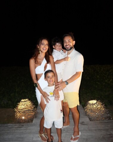 Everton Ribeiro, do Bahia, a esposa Marília e os filhos