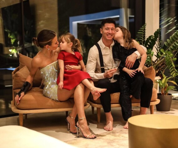 Robert Lewandowski, do Barcelona, com a esposa e as filhas