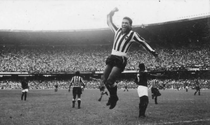 Botafogo 6x1 Holanda (1955) - Durante excursão na Europa, o Botafogo goleou a Holanda por 6 a 1 em Amsterdam. Garrincha, com 21 anos, marcou um dos gols.  