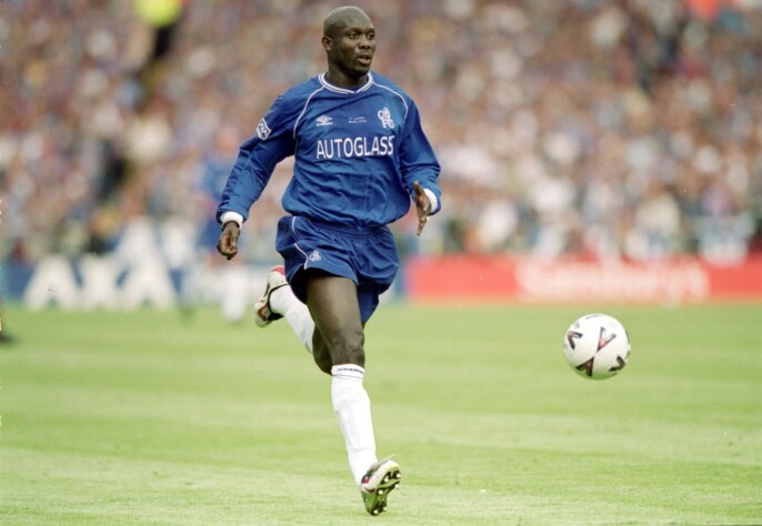 O lendário atacante liberiano George Weah atuou por Chelsea e Manchester City entre 1999 e 2000.