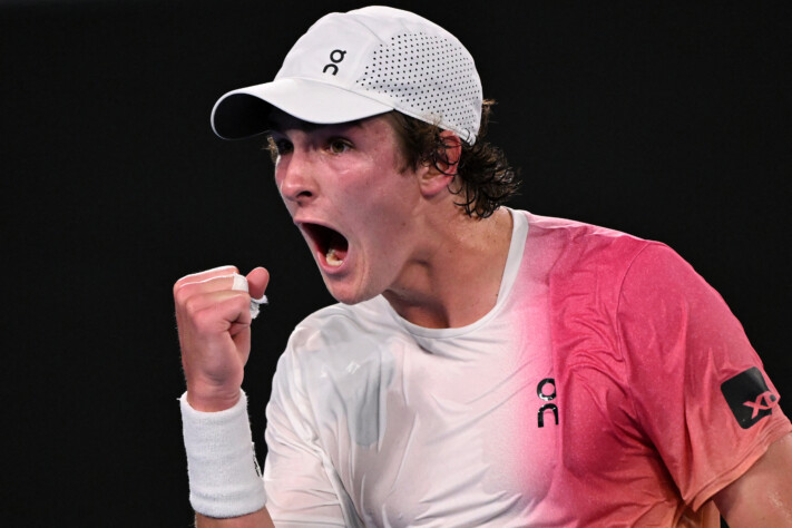 Apesar da eliminação da última quinta-feira (16), João Fonseca impressionou em sua estreia no Australian Open de 2025. Ao vencer Rublev, nono do ranking mundial da ATP, o brasileiro chamou atenção pela sua habilidade e seu futuro. O tenista de 18 anos, no entanto, não foi o único jovem a se destacar na competição e entrar na lista que promete para o futuro do tênis mundial. Confira: