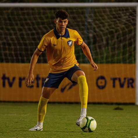 João Vitor (Retrô): Zagueiro, 18 anos - Filho de Rivaldo