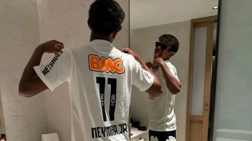 Yamal publicou foto nas redes sociais com camisa do Santos com nome e número de Neymar