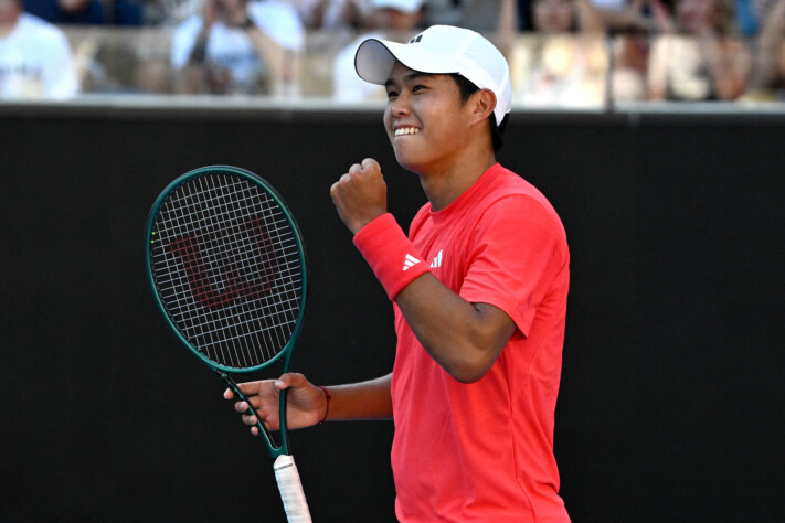 Learner Tien (EUA) - 121º do ranking: venceu os três primeiros adversários do Australian Open, incluindo o quinto melhor tenista pela ATP, o russo Daniil Medvedev. Para a quarta rodada, enfrentará o italiano Sonego, quem eliminou João Fonseca.