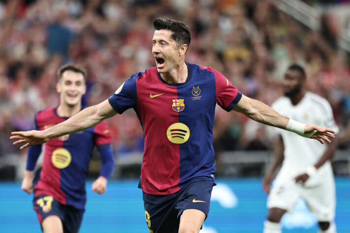 Artilheiro da equipe na temporada, Lewandowski coloca o Barcelona na frente, de pênalti.