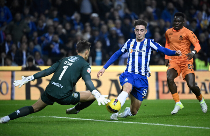 Martim Fernandes (POR) - 18.01.2006 (18 anos) | Posição: Lateral-direito | Equipes: Porto e seleção da Portugal sub-19 | Na temporada, o jogador tem cinco assistências em 14 jogos.