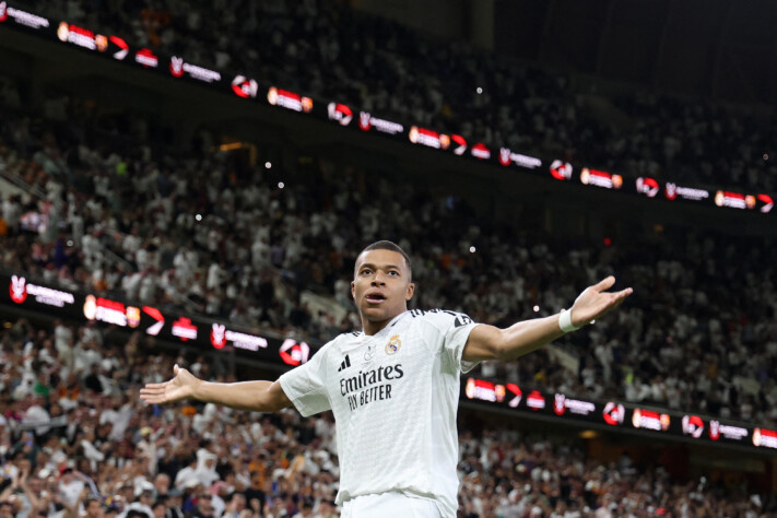 Após grande jogada individual, Kylian Mbappé abre o placar para o Real Madrid aos 4 minutos do primeiro tempo.