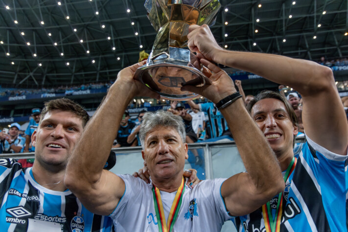 O Gauchão, na entanto, é o campeonato que mais rendeu títulos para Renato Gaúcho. Com cinco conquistas, o treinador venceu nos anos de 2018, 2019, 2020, 2023 e 2024.