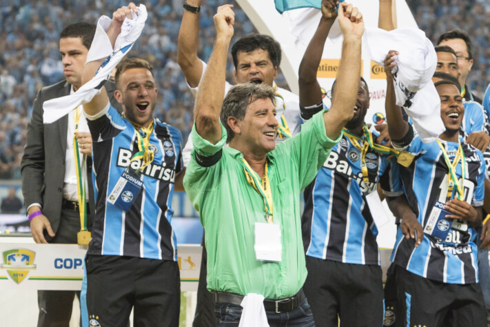 Depois do Tricolor das Laranjeiras, o técnico voltou a levantar um troféu apenas nove anos depois, em sua terceira passagem pelo Grêmio, também pela Copa do Brasil, em 2016.