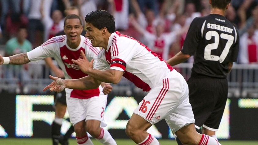 Com a camisa do Ajax, Suárez conquistou três títulos: a Eredivise (2010/11), a Copa da Holanda (2009/10) e a Supercopa da Holanda (2007/08)