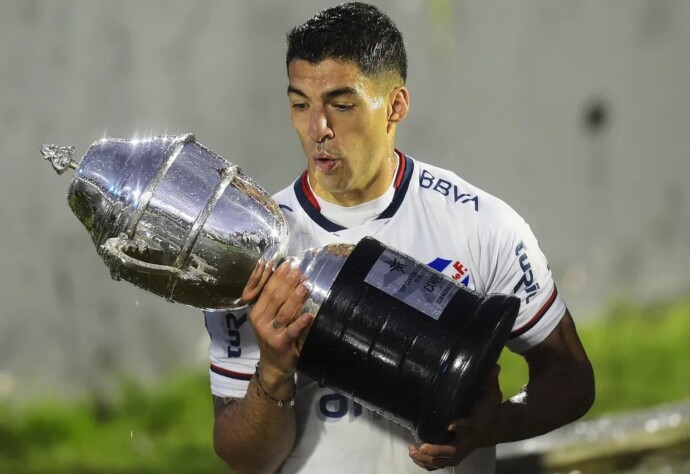 No dia que Luis Suárez completa 38 anos de idade, o Lance! separou todos os títulos conquistados pela lenda do futebol uruguaio no decorrer da carreira. Durante a passagem pelo Nacional, clube que o revelou, El Pistolero foi tricampeão da liga nacional. A mais recente, no ano de 2022, sendo, inclusive, decisivo na final.