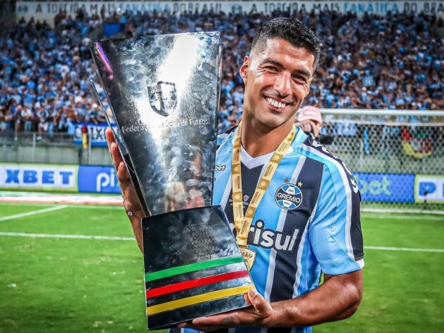 Em passagem pelo futebol brasileiro, Suárez conquistou dois títulos pelo Grêmio: o Gauchão e a Recopa Gaúcha em 2023.