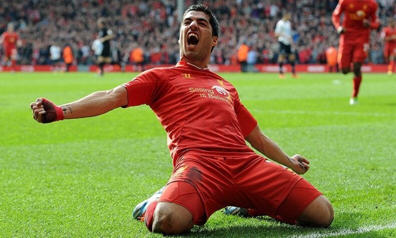 Já pelo Liverpool, Suárez conquistou a Copa da Liga Inglesa na temporada 2011/12, o único título do uruguaio em solo britânico, apesar da passagem memorável pelos Reds.