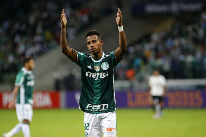 Em 2016, Tchê Tchê chegou ao Palmeiras para reforçar o elenco para a temporada.