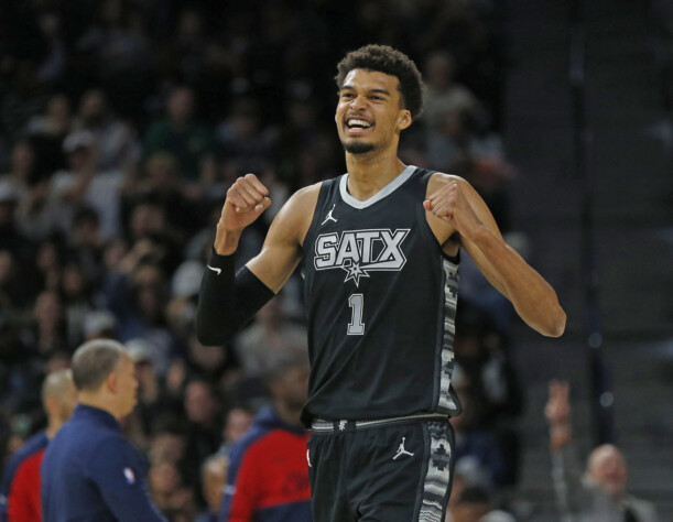 O pivô do San Antônio Spurs está em sua segunda temporada da NBA e, após ganhar o prêmio de calouro do ano em 2023/24, se aproxima cada vez mais do top-5 jogadores favoritos para MVP da temporada regular de 2024/25. Confira a lista completa atualizada pela entidade de basquete norte-americano.