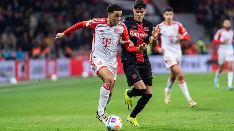 Bayer Leverkusen e Bayern de Munique se enfrentam neste sábado (15), às 14h30 (horário de Brasília), na BayArena, em Leverkusen. O confronto direto é válido pela 22ª rodada da Bundesliga. Os Bávaros estão na liderança da competição, oito pontos a frente do Leverkusen - segundo colocado. Em caso de vitória do Bayern, o time abrirá 11 pontos de vantagem e encaminhará o seu 33º título da Bundesliga.