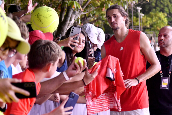 Alexander Zverev dando autógrafos para fãs