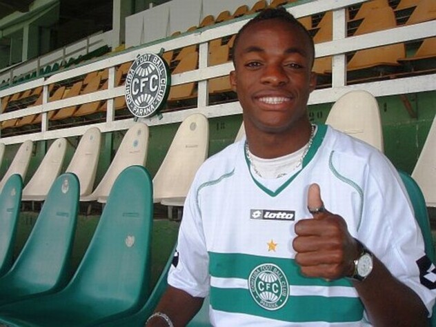 Outro jogador nascido na Angola, o meia Geraldo também iniciou sua carreira em solo brasileiro. O atleta foi revelado pelo Coritiba e passou por times como Paraná, Red Bull Brasil e Atlético Goianiense 