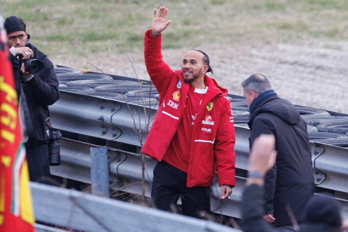 Lewis Hamilton testou nesta quarta-feira (19) o SF-25 na pista particular de Fiorano, ao lado da fábrica da Ferrari. O carro foi revelado na terça-feira (18), durante o evento F1 75 Live, no The O2. Hamilton acenou para fãs