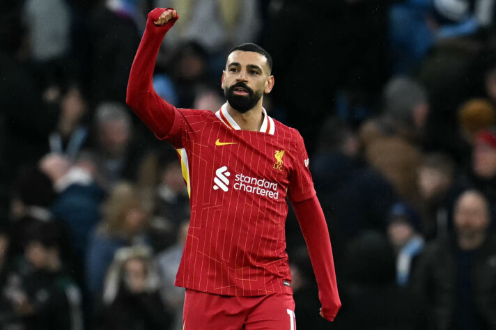 Neste domingo (23), Salah fez um gol e distribuiu uma assistência, assim, somou mais duas participações em gol em sua histórica temporada. O jogador faz temporada de bola de ouro e pode bater recorde de participações em gols em uma só edição na Premier League. Confira a lista: