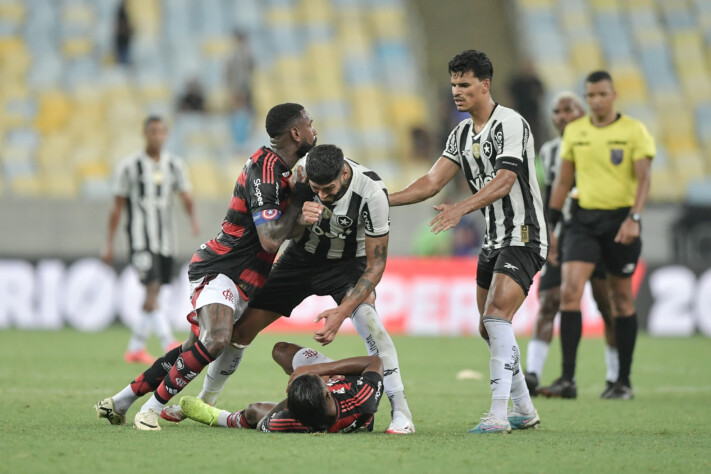 Flamengo 1 x 0 Botafogo terminou em briga no Maracanã.