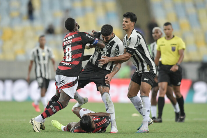 Flamengo 1 x 0 Botafogo terminou em briga no Maracanã.