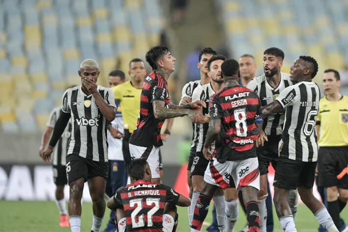 Flamengo 1 x 0 Botafogo terminou em briga no Maracanã.