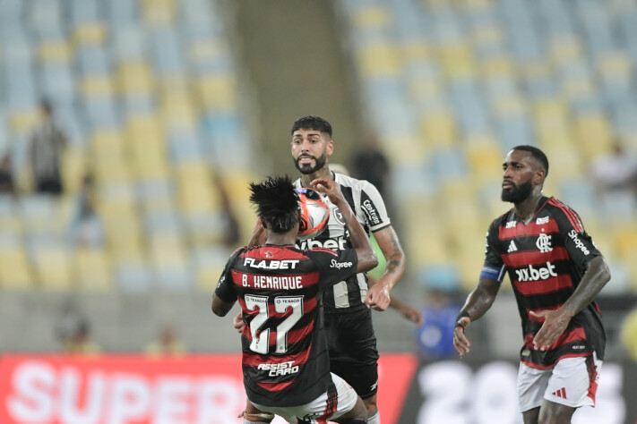 Flamengo 1 x 0 Botafogo terminou em briga no Maracanã.