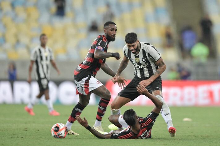 Flamengo 1 x 0 Botafogo terminou em briga no Maracanã.