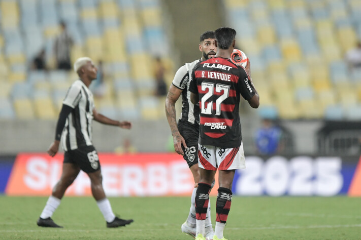 Flamengo 1 x 0 Botafogo terminou em briga no Maracanã.