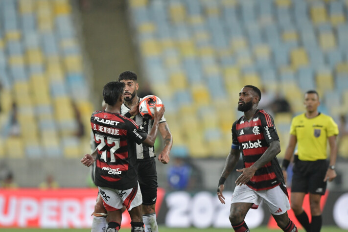 Flamengo 1 x 0 Botafogo terminou em briga no Maracanã.