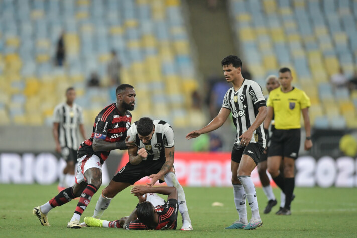 Flamengo 1 x 0 Botafogo terminou em briga no Maracanã.