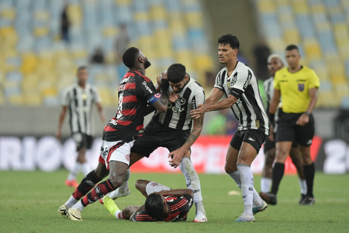 Flamengo 1 x 0 Botafogo terminou em briga no Maracanã.