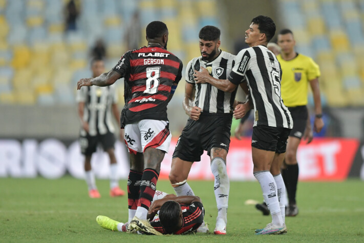 Flamengo 1 x 0 Botafogo terminou em briga no Maracanã.