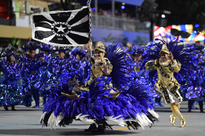 O casal Marvyn Souza e Giselly Assumpção carrega o pavilhão da Botafogo Samba Clube, escola que estreia no Grupo Ouro do carnaval carioca