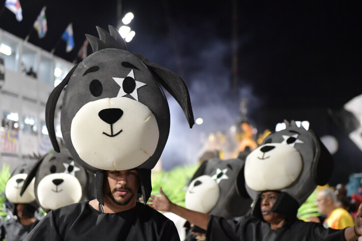 Integrantes fantasiados de Biriba, o mascote do Botafogo