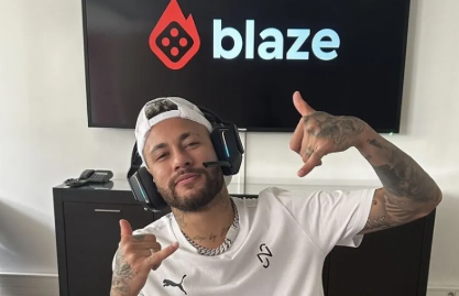 Patrocínios e Parcerias com Marcas: Neymar é associado a diversas marcas globais como embaixador ou parceiro, como Puma (fornecedora de material esportivo), Red Bull, PokerStars, Blaze, Epic Games, Above e outras. Esses acordos ampliam sua influência e geram receita significativa fora dos campos.