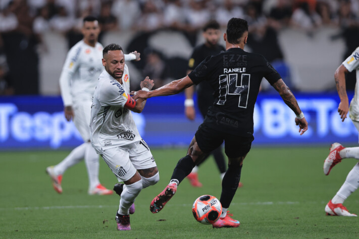 O camisa 10 teve duelo a parte com Raniele, um dos principais responsáveis pela sua marcação.