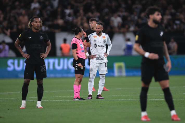 Edna e Neymar interagiram bastante durante a partida.