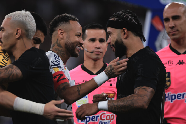 Memphis e Ney, os dois camisas 10, conversaram bastante durante o jogo. No fim, trocaram camisas e chuteiras.