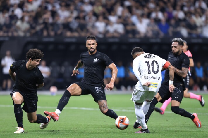 Neymar foi parado por Hugo Souza após boa finalização.