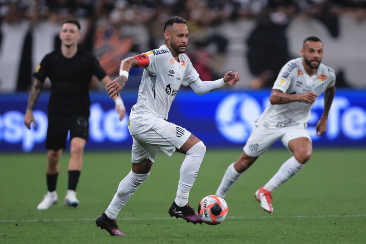 Sob os comandos do craque, o Santos pressionou o Corinthians no início do clássico.