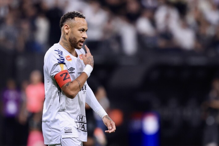 Líder do Santos, Neymar orientou os jogadoresd durante a partida contra o Corinthians. 