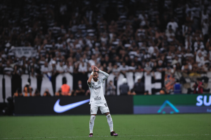 No momento da sua substituição, o craque saiu vaiado pela torcida do Timão.